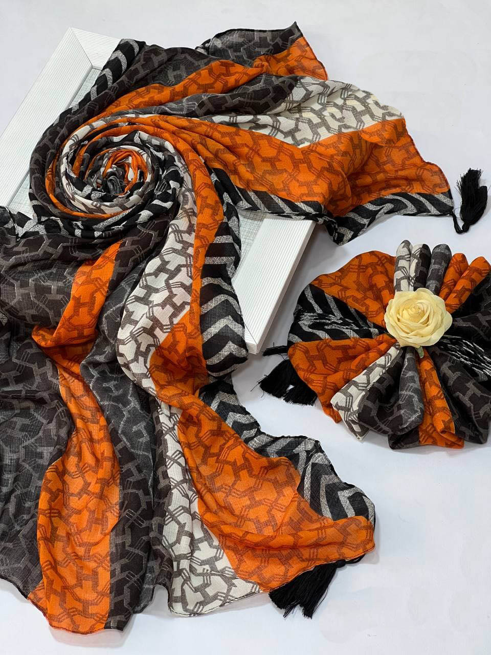 شال نخی بهاره منگوله دار تک طرح کد2204520