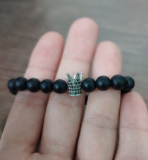 دستبند سنگ اونیکس و تاج سواروفسکی کد 1020